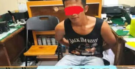 Tersangka pengedar narkoba Y (34) beserta barang bukti ganja.