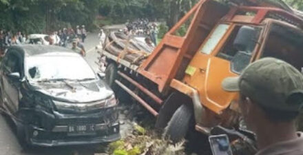 Truk Hino yang melaju tak terkendali menabrak delapan kendaraan di Kota Padang Panjang,