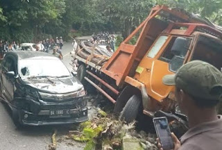 Truk Hino yang melaju tak terkendali menabrak delapan kendaraan di Kota Padang Panjang,