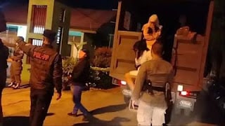 Satpol PP Padang membawa diduga pasangan ilegal ke mako Satpol PP.