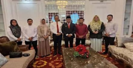 Bawaslu Kabupaten Solok foto bersama bupati Solok Jon Firman Pandu