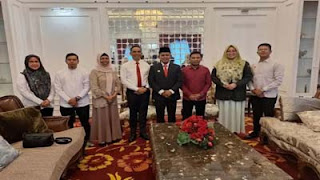 Bawaslu Kabupaten Solok foto bersama bupati Solok Jon Firman Pandu