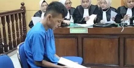 Sidang perdana pelaku pembunuh Nia Kurnia Sari, gadis penjual gorengan di Pariaman.