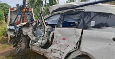 Kereta api wisata yang melaju dari Kota Pariaman menuju Padang menabrak sebuah minibus