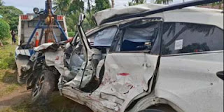 Kereta api wisata yang melaju dari Kota Pariaman menuju Padang menabrak sebuah minibus