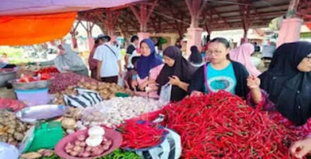 Pedagang Pasar Serikat Lubuk Basung Garagahan sedang melayani pembeli.