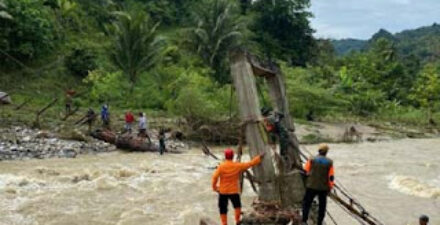 Banjir Rendam Rumah dan Jembatan Ambruk