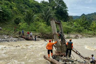 Banjir Rendam Rumah dan Jembatan Ambruk