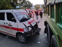 Ambulans Kecelakaan di Lubuk Kilangan, Pasien dan Kru Dilarikan ke RS