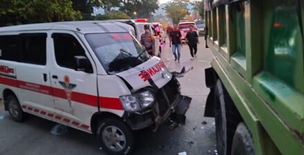 Kecelakaan di Padang: Ambulans Hantam Truk