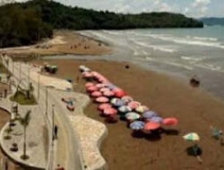 Lebaran 2025, Pantai Air Manis Jadi Pilihan Utama Wisatawan di Padang