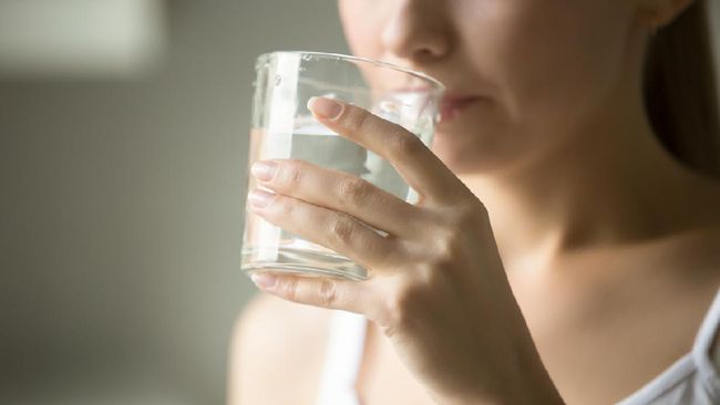 Ilustrasi minum air putih, salah satu cara membantu menurunkan berat badan setelah Lebaran.