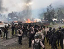 Bentrokan Antarpendukung Paslon Puncak Jaya Memanas, Ratusan Rumah Terbakar
