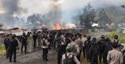 Bentrokan Antarpendukung Paslon Puncak Jaya Memanas, Ratusan Rumah Terbakar