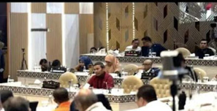 Anggota Komisi V DPR RI Edi Purwanto (kemeja merah) dalam rapat kerja Komisi V