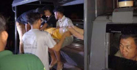 Evakuasi bocah pasca mengalami kecelakaan di Padang.