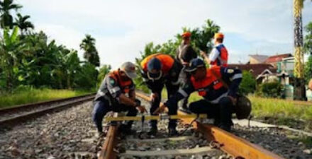 Petugas KAI Divre II Sumbar melakukan cek lintasan rutin.