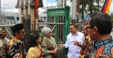 Menteri Kebudayaan Fadli Zon saat meresmikan jalan di Kota Bukittinggi