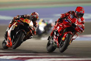 Rider Ducati Lenovo Marc Marquez (kanan)