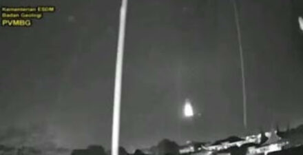 Letusan Gunung Marapi Gegerkan Warga Padang Panjang di Tengah Hujan Lebat