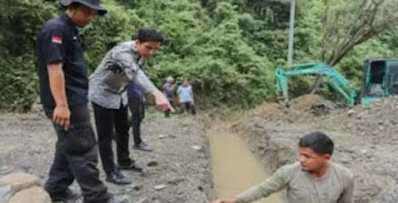 Wali Kota Sawahlunto Riyanda Putra saat peninjauan perbaikan salah satu ruas jalan.