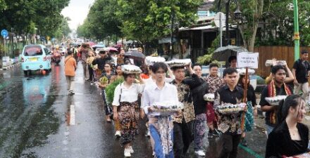 Catat Sejarah, UKSW Gelar Parade Senja Seribu Wastra Nusantara Libatkan 1527 Peserta 