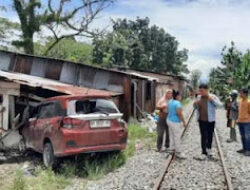 Lalai di Perlintasan Rel, Mobilio Hantam Kereta Api di Padang Pariaman