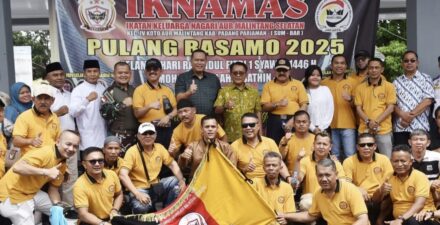 Walikota Pariaman Sambut Perantau IKNAMAS Pulang Basamo 2025 di Terminal Jati