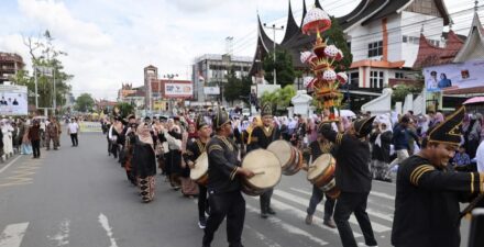 Hoyak Tabuik Kota Pariaman Gemparkan Pawai Budaya APEKSI 2025 di Bukittinggi