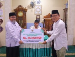 Dari Tim Safari Ramadhan, Wako Zulmaeta Dampingi Gubernur Serahkan Total Bantuan 515 Juta Rupiah