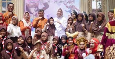 Bupati Dharmasraya Annisa Suci Ramadhani, S. H., LL. M., saat menghadiri kegiatan digelar SMPN Unggul Dharmasraya (Spenggura), Rabu (23/4/25).