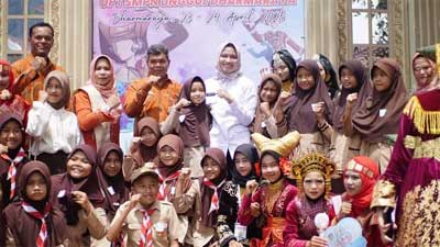 Bupati Dharmasraya Annisa Suci Ramadhani, S. H., LL. M., saat menghadiri kegiatan digelar SMPN Unggul Dharmasraya (Spenggura), Rabu (23/4/25).