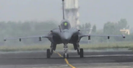 Menhan Pakistan Khawaja Asif menyebut militernya menembak jatuh 5 jet tempur India dalam serangan pada Rabu (7/5) dini hari