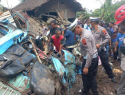 Truk Rem Blong Tabrak Angkot dan Rumah di Purworejo, 10 Orang Tewas