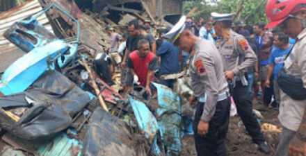 Truk Pasir Tabrak Angkot.