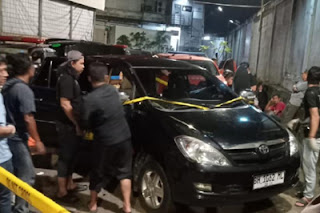 Polisi saat olah TKP penemuan sejoli tewas dalam mobil di parkiran