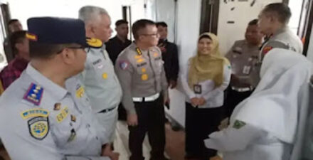 Kepala Divisi Pelayanan PT. Jasa Raharja Pusat Hervanka Tri Dianto, meninjau lokasi kecelakaan bus ALS.