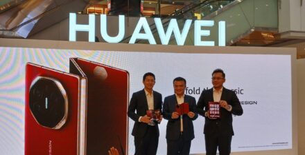 Huawei resmi meluncurkan ponsel lipat Mate XT di Indonesia.