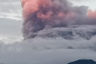 Gunung Dukono di Maluku Utara saat mengalami erupsi beberapa waktu lalu.