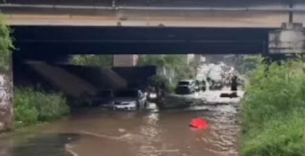 Hujan deras di Kota Bekasi, Jawa Barat terendam banjir.