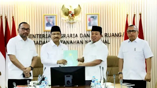 Menteri Sosial Saifullah Yusuf bersama Menteri Agraria.