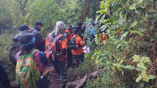 Evakuasi pendaki yang meninggal di Gunung Lawu, Minggu (11/5/2025).