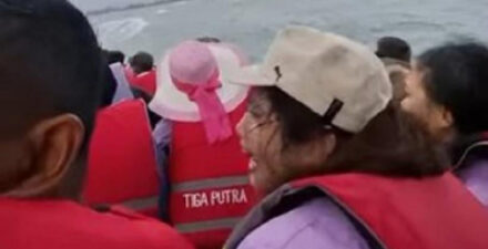 Kapal Motor (KM) 3 Putra tenggelam saat membawa puluhan wisatawan