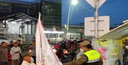 Polres Metro Jakarta Timur melakukan penertiban bendera organisasi masyarakat (ormas)