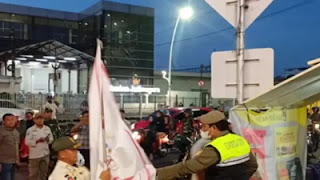 Polres Metro Jakarta Timur melakukan penertiban bendera organisasi masyarakat (ormas)