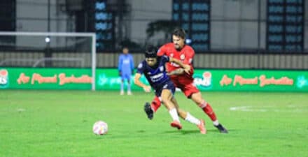 Bek Semen Padang FC Tin Martic merebut bola
