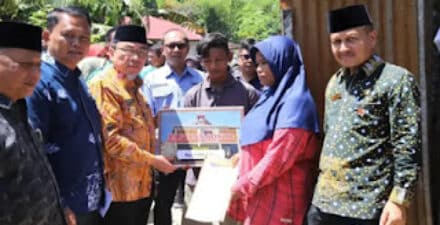 Wawako Maigus Nasir kunjungi korban kebakaran di Kuranji dan menyerahkan bantuan.