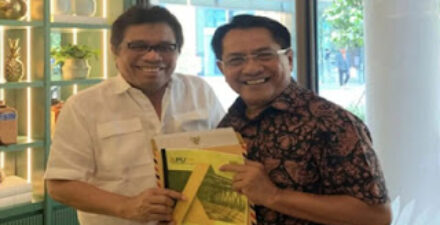 Bupati Padang Pariaman, Sumbar John Kenedy Azis (kanan) menyerahkan proposal