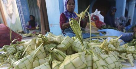 Tak hanya digunakan untuk bungkus ketupat, ada beberapa manfaat daun kelapa yang jarang diketahui.