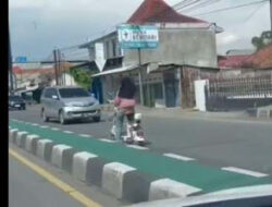 Aksi Bocah Bonceng Sepeda Listrik di Jalan Raya Tegal Tuai Sorotan